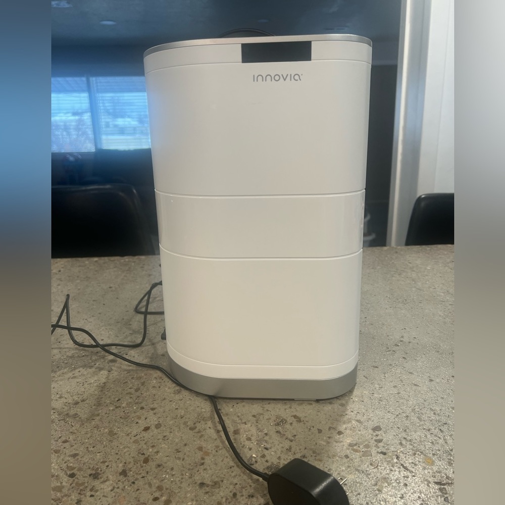 Automatic paper towel dispenser - like new condition